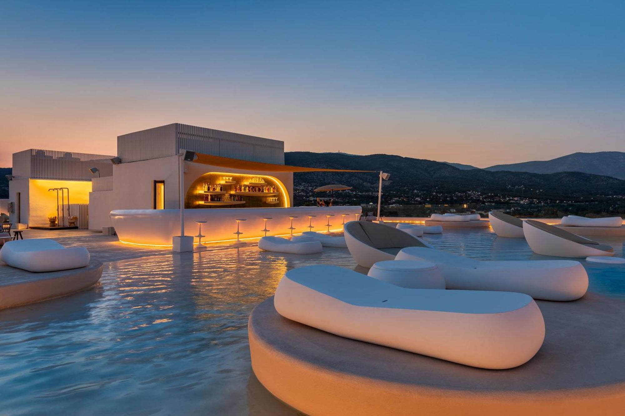 Isla Brown Corinthia Resort & Spa, Curio Collection By Hilton Agioi Theodoroi Esterno foto The bar at the top of the hotel