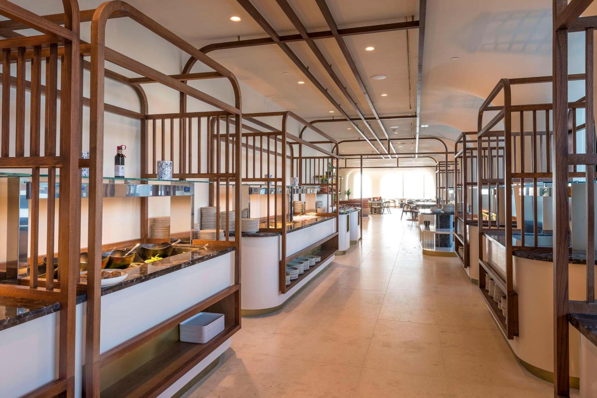 Isla Brown Corinthia Resort & Spa, Curio Collection By Hilton Agioi Theodoroi Esterno foto The buffet at the lounge
