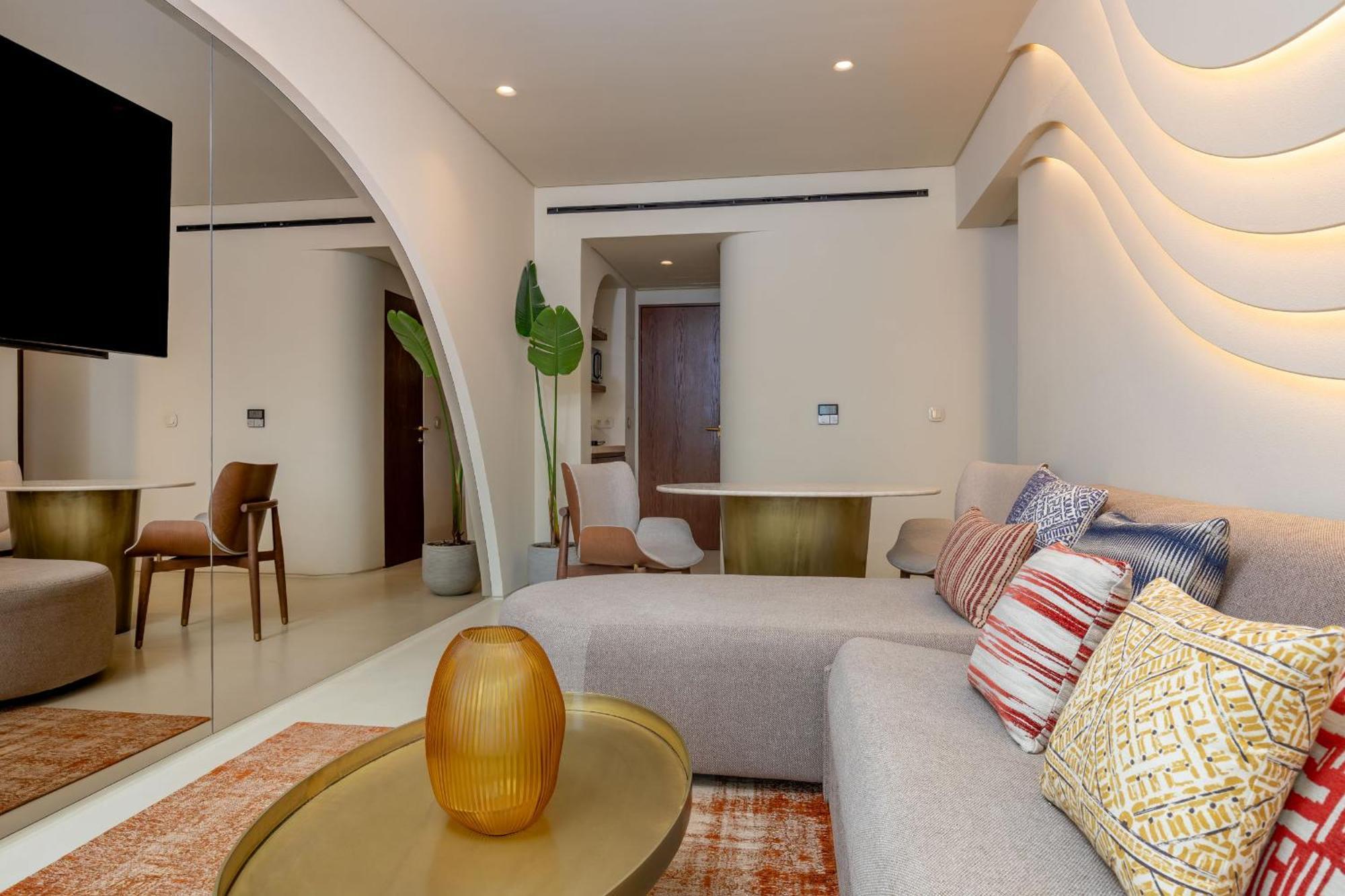 Isla Brown Corinthia Resort & Spa, Curio Collection By Hilton Agioi Theodoroi Camera foto A living room in a condominium
